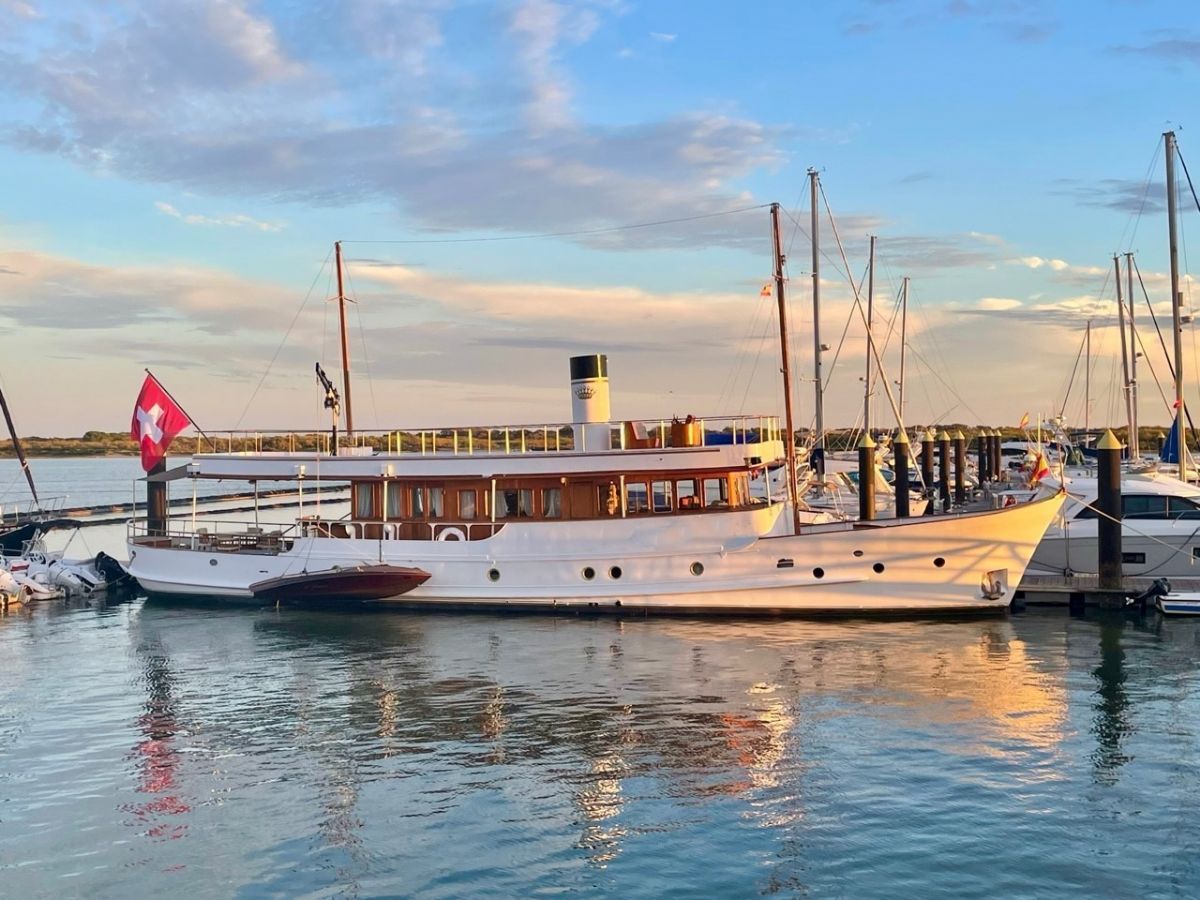 De Vries Lentch Steel Displacement MY, Motor Yacht